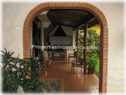 Cariari Costa Rica, Cariari real estate, near schools, golf, shopping, exotic houses, exotic homes, retro style houses, vintage home, 70 style house, late 70s house, fixer upper homes, Costa Rica real estate, 1853