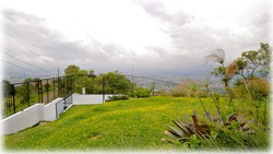 Bird's Eye View: Modern Independent Home Near Pico Blanco