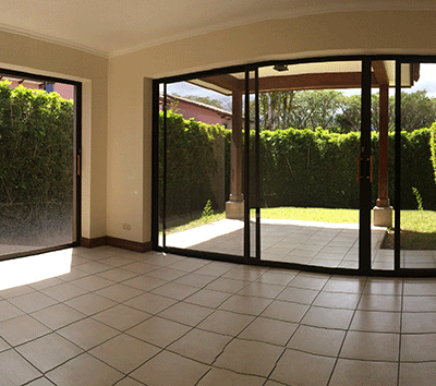 Beautiful and Spacious Townhouse in Gated Community in Santa Ana