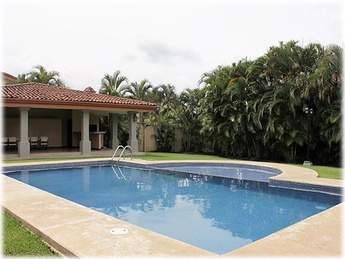 Very nice family home for rent with large garden on a prime location in Escazu