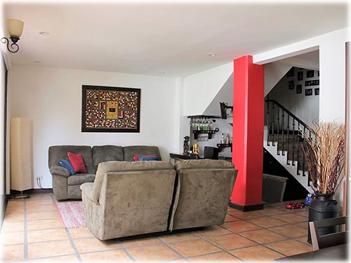Very nice family home for rent with large garden on a prime location in Escazu