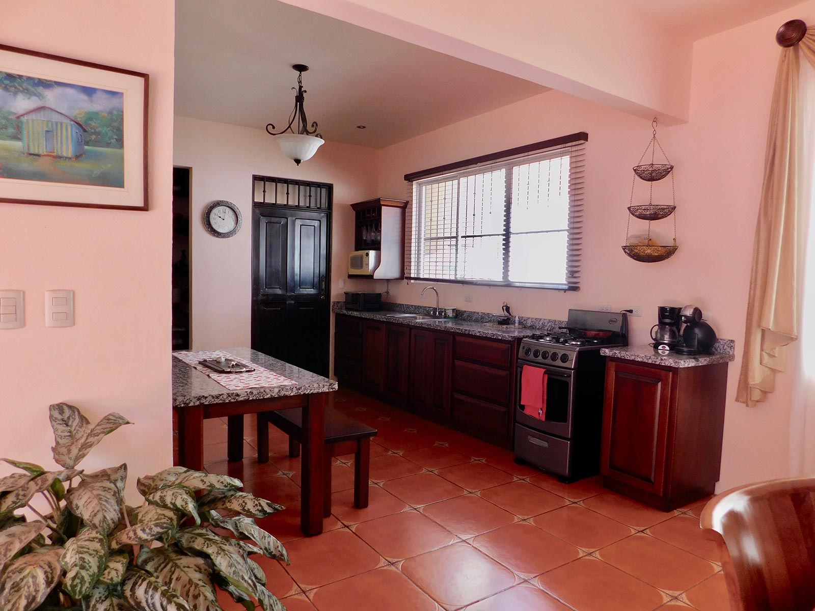 Lovely home in private tico/expat community of outdoors enthusiasts! Tennis courts, swimming pools, hiking trails - all maintained for you in the private, gated and secure community.