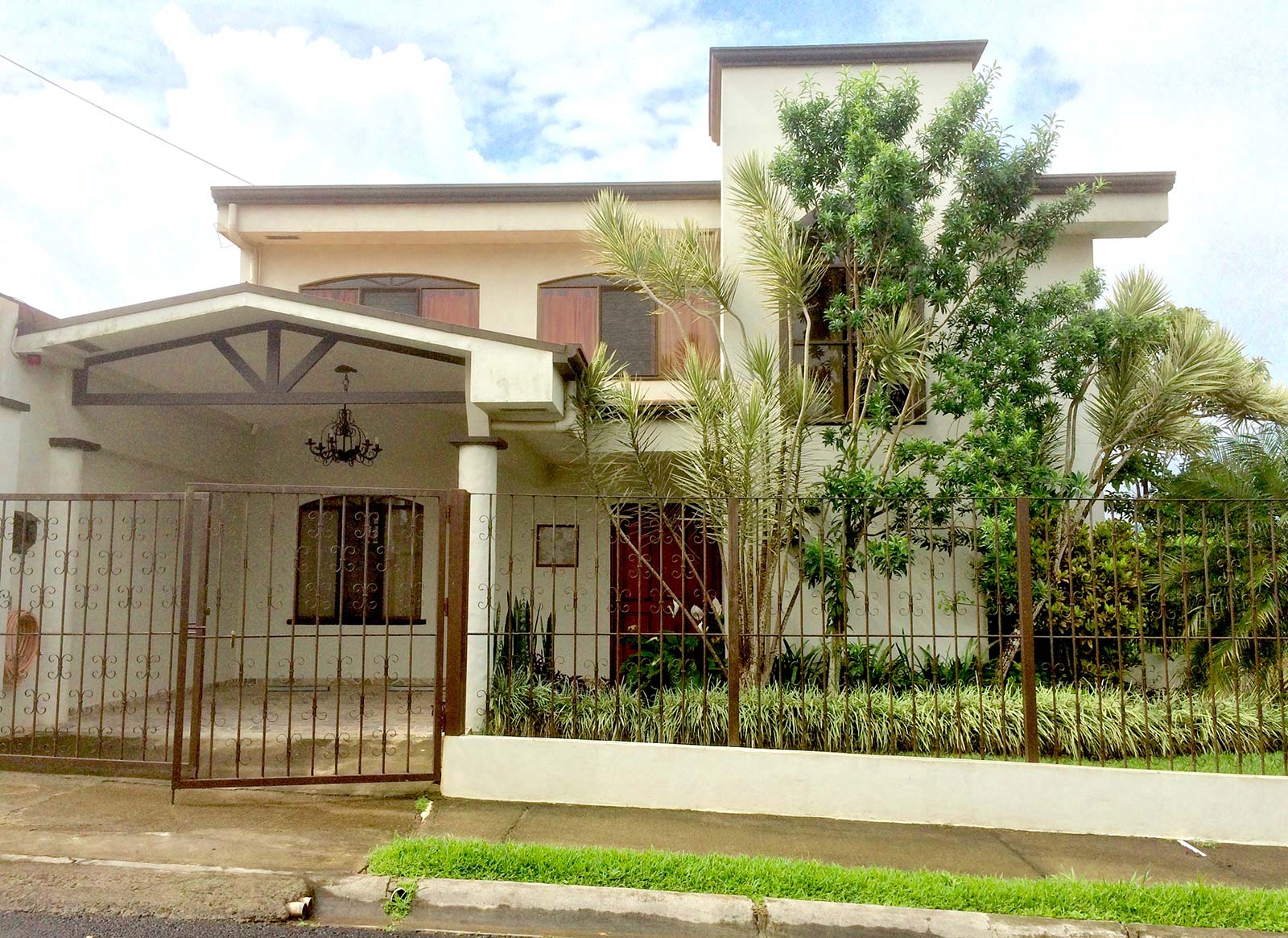 Large, Bright, Family Style Home in Nice Development of Palmares-Feel right at Home!