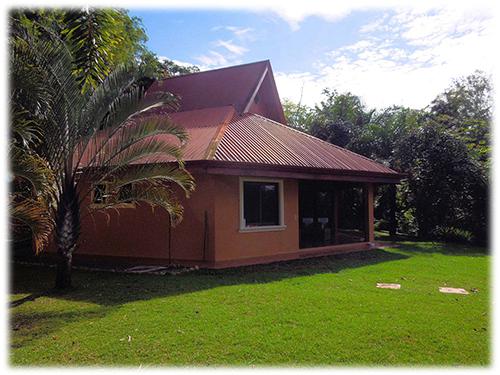 mountain home, near to dominical, natural landscapes, easy access house, landscaped with fruit trees, cool climated home