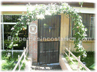 One level 4 bedroom house with beautiful garden, terrace and Jacuzzi