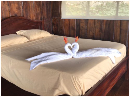 Sol y Mar Sunrise Retreat near Dominical, Cabina Penthouse bedroom