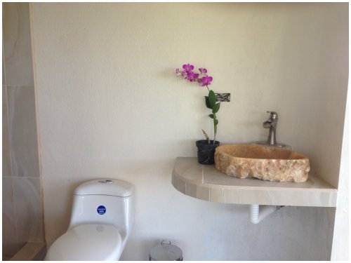 Sol y Mar Sunrise Retreat near Dominical, bathroom of the Sunrise bedroom