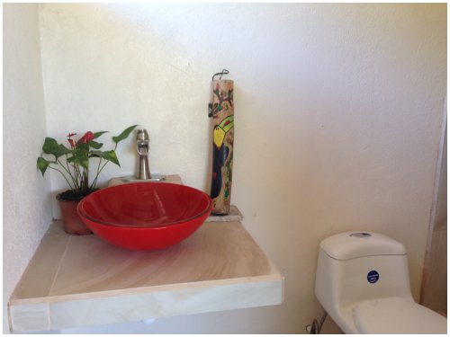 Sol y Mar Sunrise Retreat near Dominical, bathroom of the Sunset bedroom